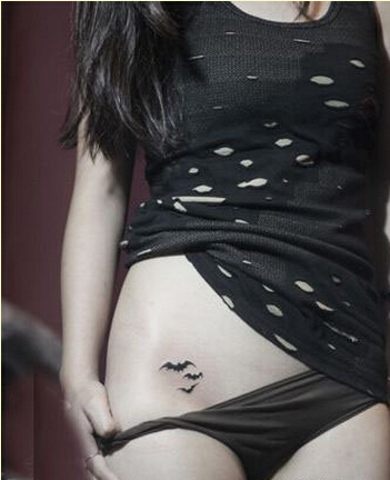 女孩子腹部时尚好看的图腾小蝙蝠纹身图片