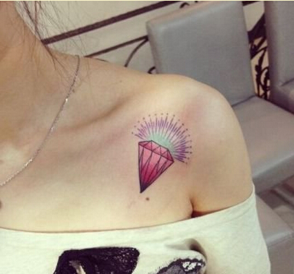 女孩子肩膀处时尚好看的彩色小钻石纹图片