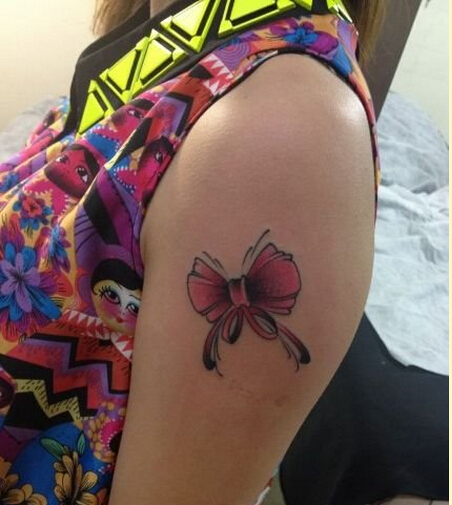 女孩子手臂时尚漂亮的蝴蝶结纹身图案图片