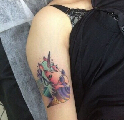 时尚女生手臂个性好看的独角兽与冰激凌图片