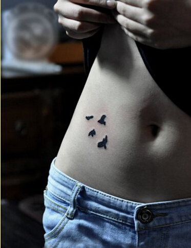 美女腹部简单时尚好看的鸽子纹身图案图片