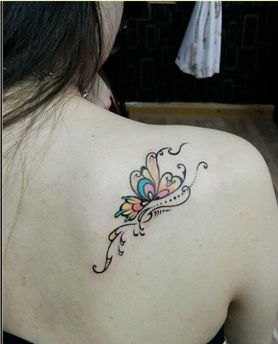 女性肩背时尚好看的彩色蝴蝶纹身图案图片