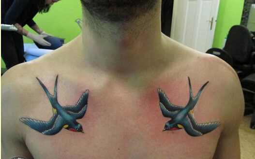 个性男生胸部时尚好看的彩色小燕子纹图片