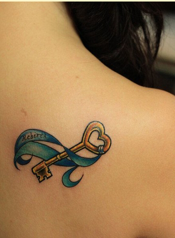 时尚女性肩部好看的彩色钥匙纹身图案图片