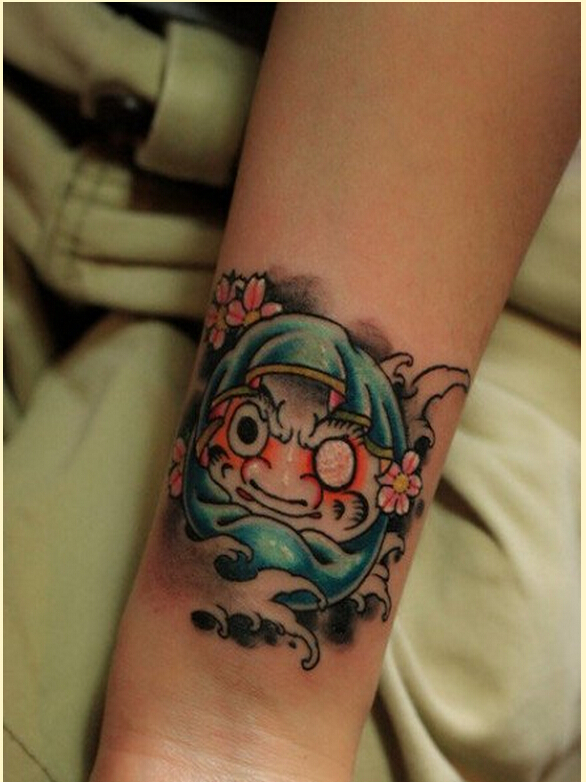 个性手腕时尚的彩色达摩纹身图案图片