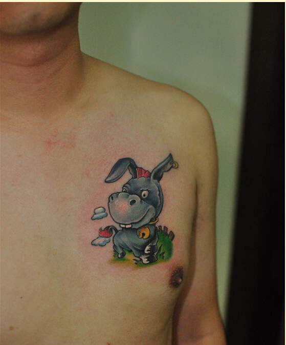 个性男性胸口可爱好看的卡通驴纹身图图片