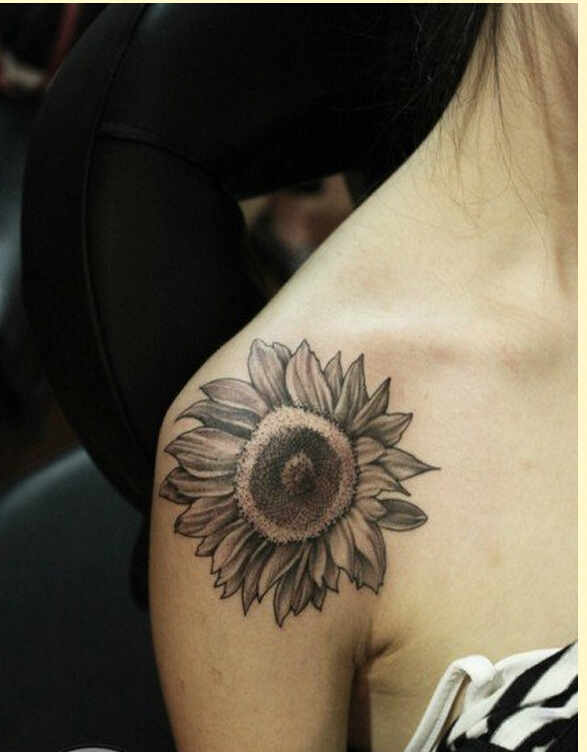 女性肩部漂亮好看的向日葵纹身图案图片