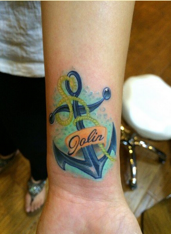 个性时尚手腕好看的彩色船锚纹身图案图片