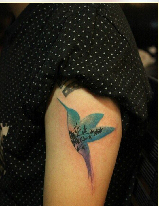 女性手臂漂亮好看的彩色蜂鸟纹身图案图片