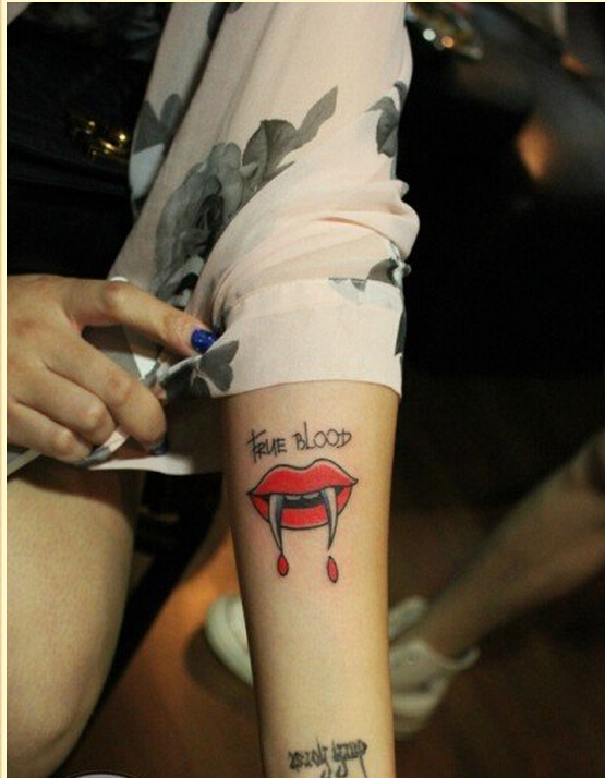 个性手臂时尚好看的彩色嘴唇纹身图案图片