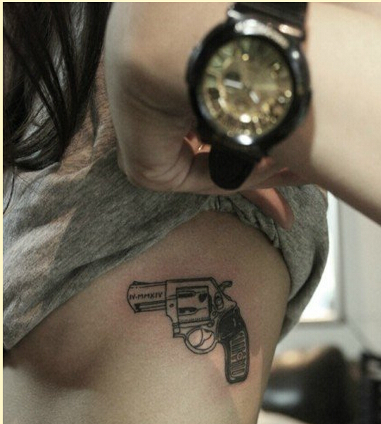 女性胸部唯美好看的手枪纹身图案图片