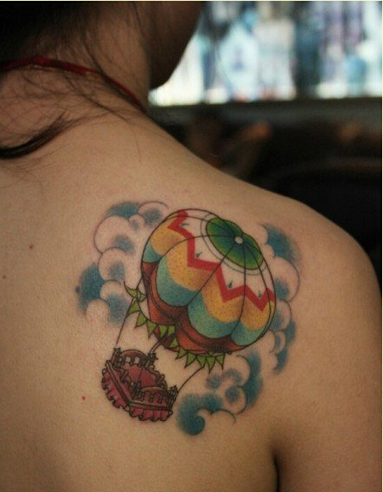女性肩部漂亮好看的彩色热气球纹身图图片