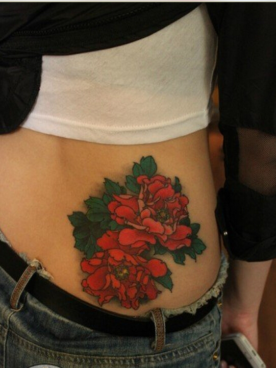 女性腰部漂亮好看的彩色牡丹纹身图案图片