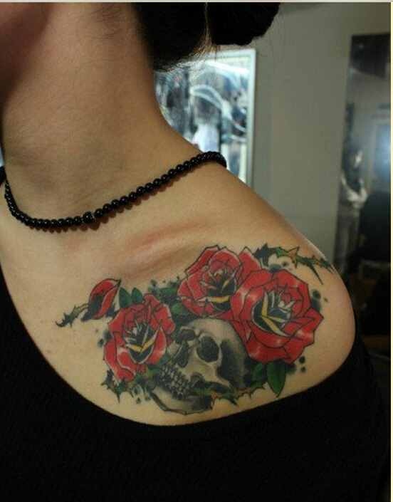 女性肩部个性时尚彩色骷髅玫瑰花纹身图片