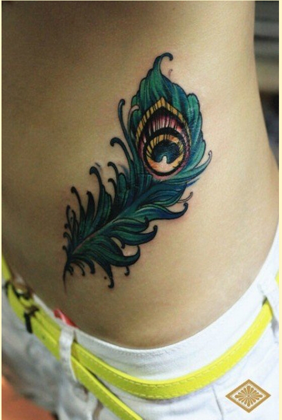 女性腹部漂亮好看的彩色羽毛纹身图案图片