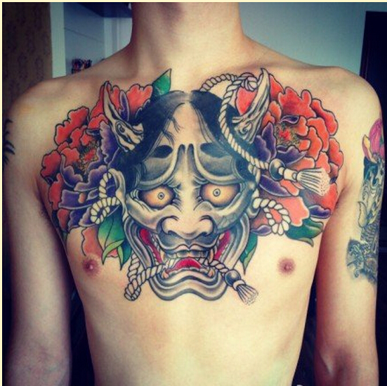 时尚男性胸口个性彩色般若牡丹纹身图图片