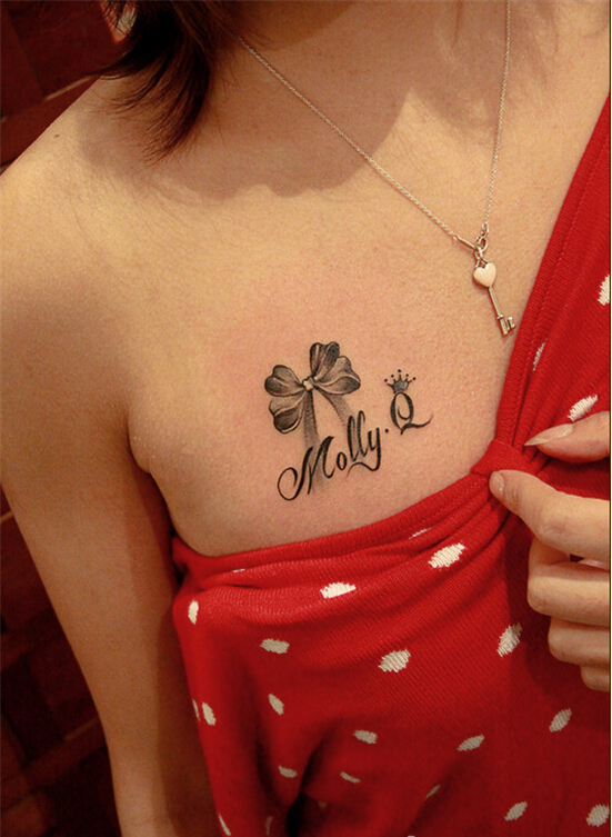 女性胸部漂亮好看的蝴蝶结字母纹身图图片