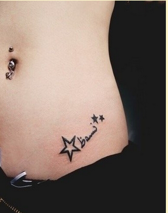 腹部漂亮好看的五角星英文字母纹身图图片