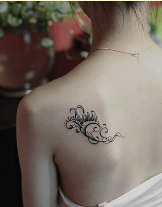 女生肩膀漂亮好看的图腾纹身图案图片
