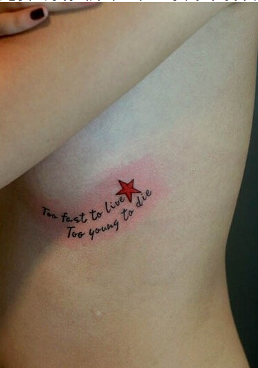 性感美女胸部个性时尚五角星文字纹身图片