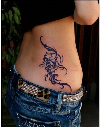 美女腰部时尚好看的彩色蝴蝶图腾纹身图片
