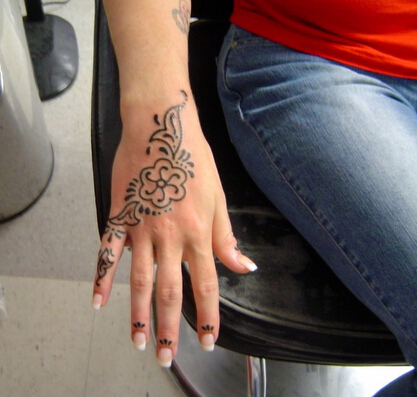 经典时尚漂亮手部图腾藤条纹身图案图片