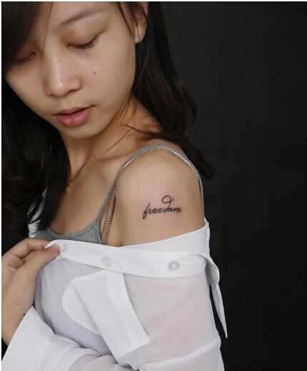 美女后臂好看的图腾字母纹身图案图片