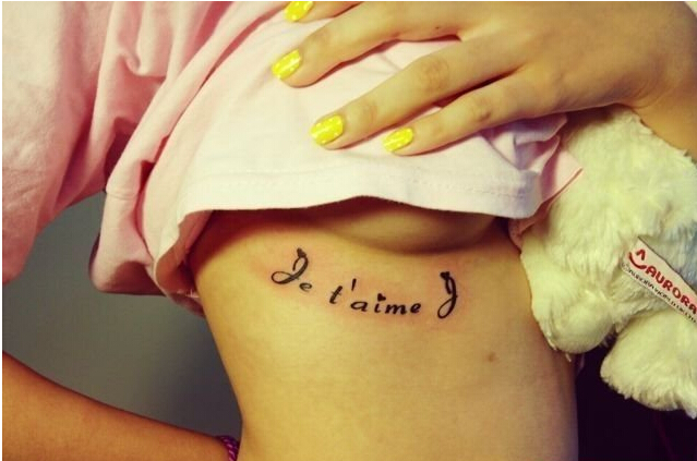 性感女性胸部个性法文纹身图案图片