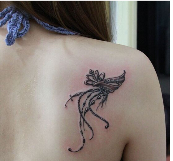 时尚女生肩部好看的吊链纹身图案图片