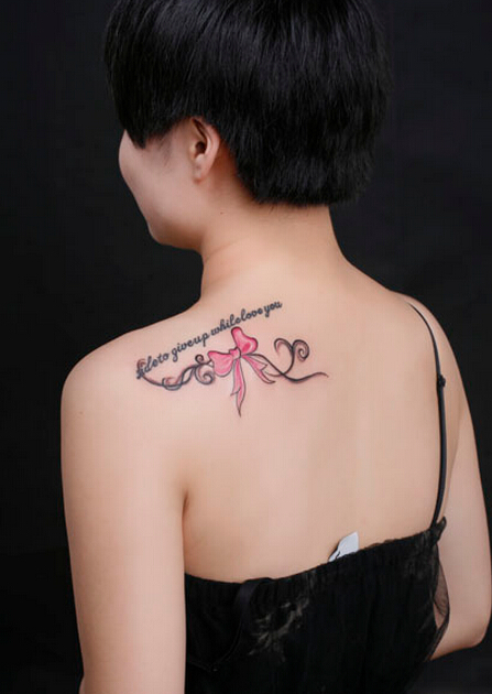 美女肩部精美好看的蝴蝶结纹身图案图片