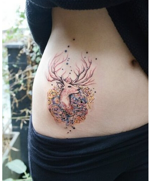 时尚女性腹部精美好看的彩色羚羊纹身图片