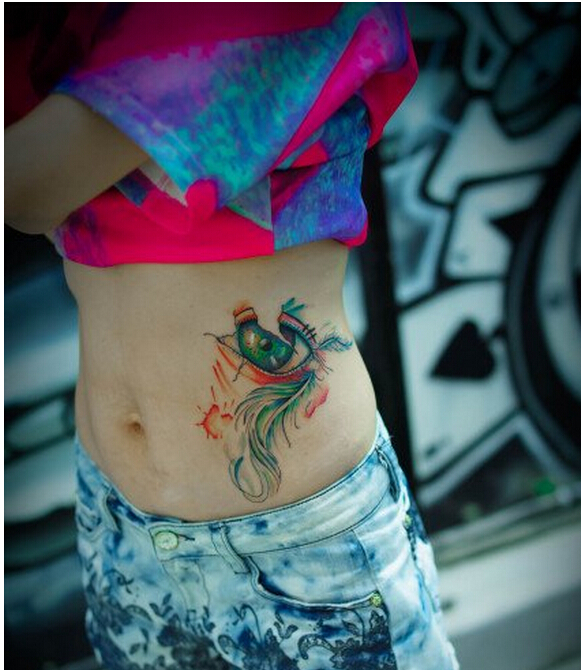 女性侧腰个性时尚好看的彩色眼睛羽毛图片