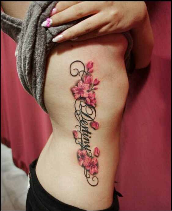 性感女性侧腰精美好看的字母花朵纹身图片