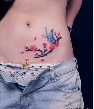 美女腹部时尚好看的彩色樱花蝴蝶纹身图片
