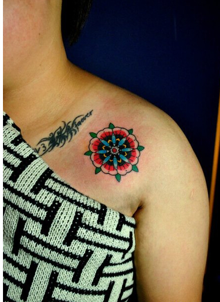 女生肩膀处时尚好看的小花卉纹身图案图片