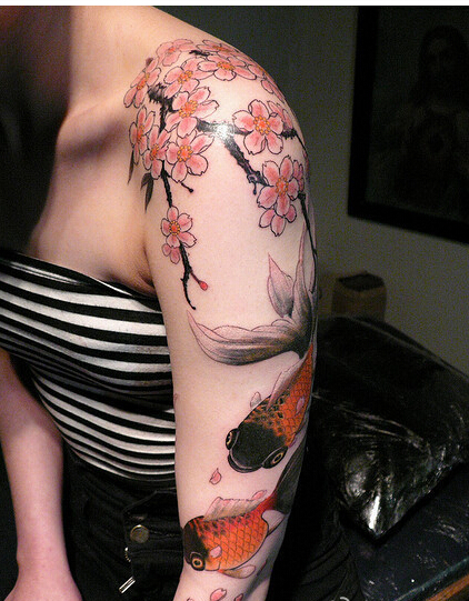 个性时尚女性手臂好看的樱花金鱼纹身图片