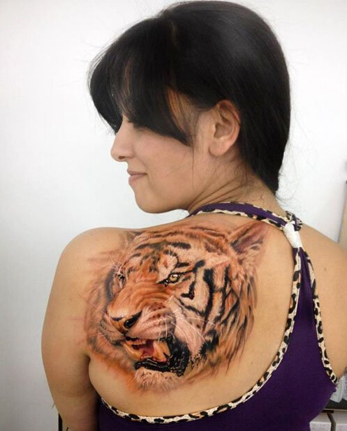 个性女人肩背超酷的彩色虎头纹身图案图片