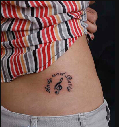 女性腰部时尚漂亮的文字音符纹身图案图片