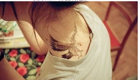 时尚女孩子肩部帅气好看的老鹰纹身图图片