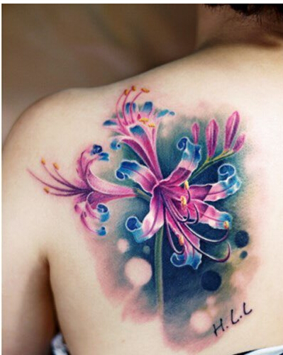 美女肩背漂亮好看的换锦花纹身图案  图片