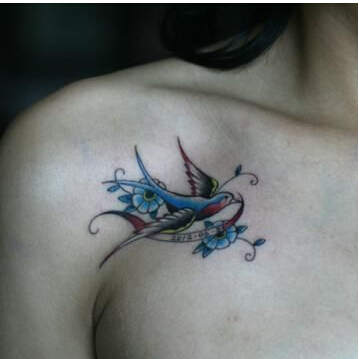 女孩子胸部漂亮好看的小燕子纹身图案图片