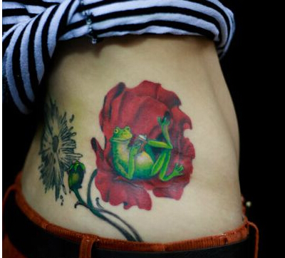 美女腰部可爱好看的青蛙纹身图案  图片