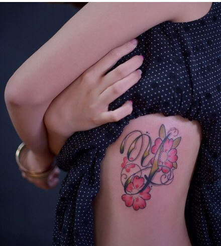 美女侧胸漂亮好看的花卉与字母纹身图图片