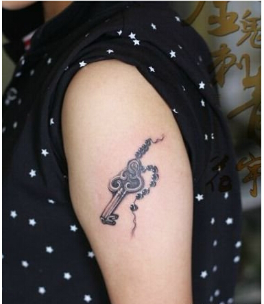 女生手臂黑白好看的的钥匙纹身图案 图片