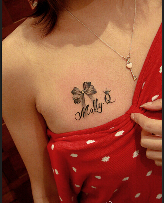 女性胸部漂亮好看的蝴蝶结字母纹身图图片