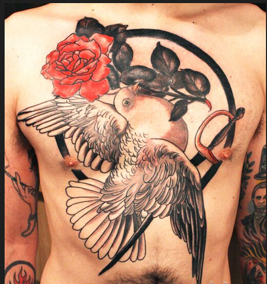个性男性胸前白色的鸽子和玫瑰纹身图图片