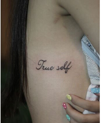 女孩子侧胸时尚好看的小清新字母纹身图片