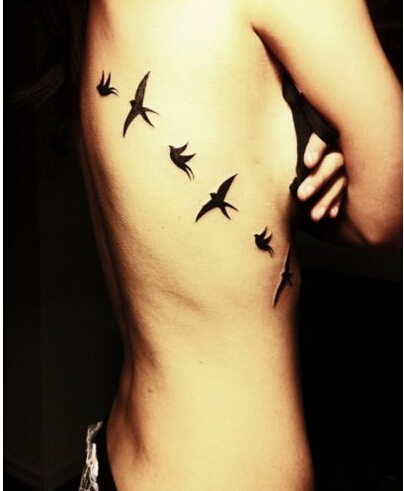 性感女性侧胸唯美好看的图腾燕子纹身图片