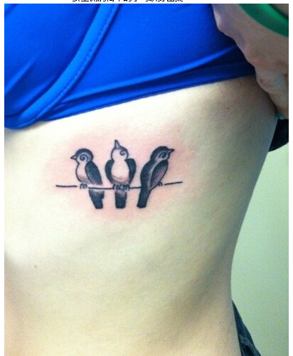 女生侧胸简单好看的小鸟纹身图案  图片