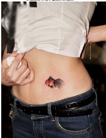 女生腹部漂亮好看的彩色小金鱼纹身图图片